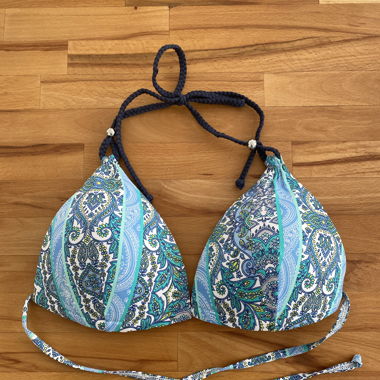 Türkises Bikini-Oberteil