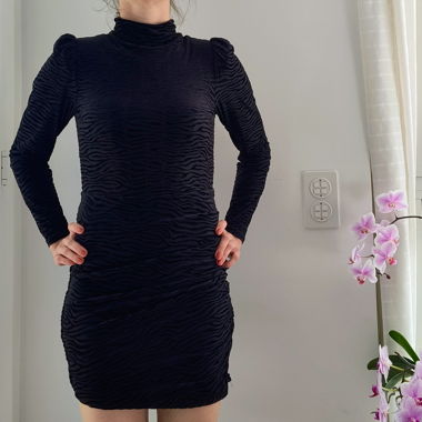 Robe noire MANGO