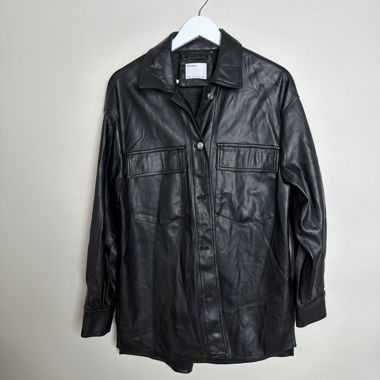 Veste en fausse fourrure noire Bershka