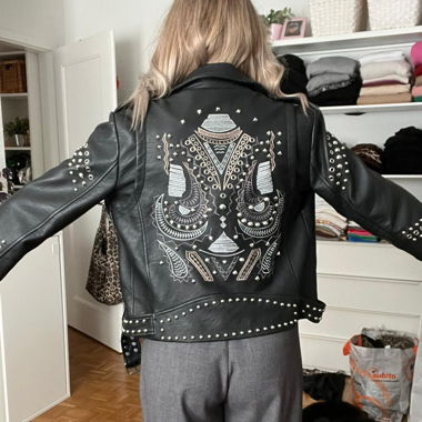 Lederjacke mit Nieten und Stickerei gr 38