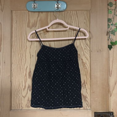 Top nero a pois con spalline sottili