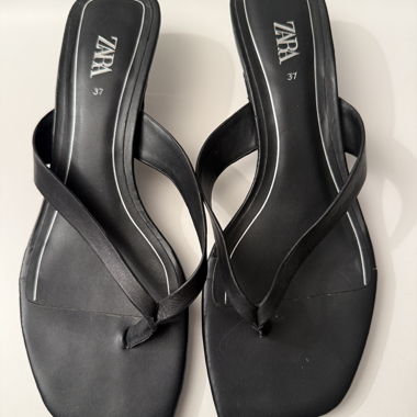 Zara schwarze Sandalen mit Kitten-Heels
