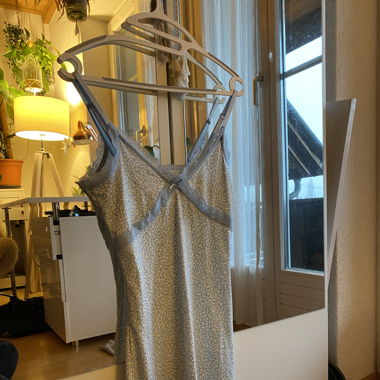 Blaues Kleid mit Spitze