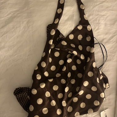 Splendido top in seta con collo halter e fiocco sul retro