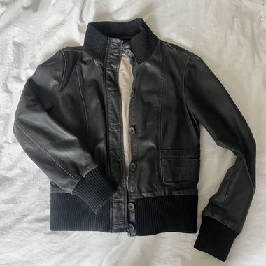 Schwarze Lederjacke