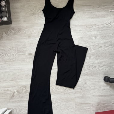 Schwarzer Jumpsuit