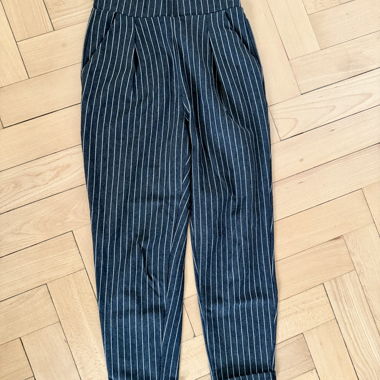 Grau-weiss gestreifte Stoffhose