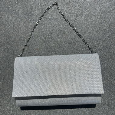 Pochette argentata con catena