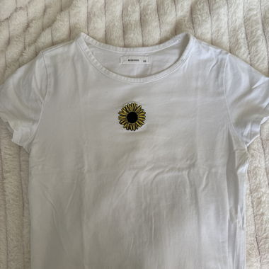 Weisses T-Shirt mit Sonnenblume