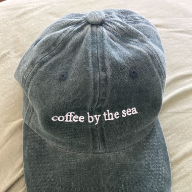 green cap „coffee by the sea“