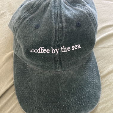 cappellino verde „coffee by the sea“