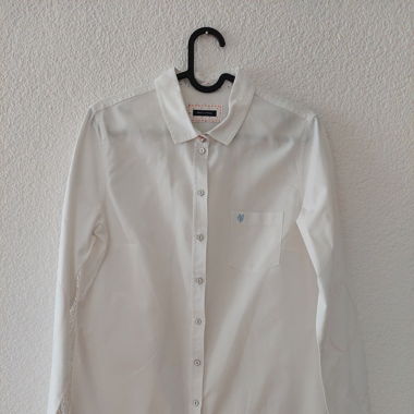 Schöne Bluse mit gestickten Ellbogen