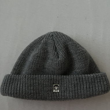 Gestrickte Mütze grau
