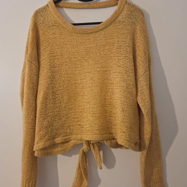 Gestrickter Pulli mit Bindeband