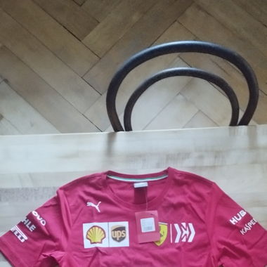 T-shirt et casquette Scuderia Ferrari 