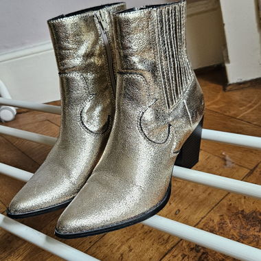 Goldene Stiefeletten mit Absatz