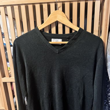 Schwarzer Pullover