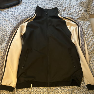 Giacca sportiva nera e bianca di marca