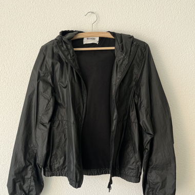 Giacca leggera con cappuccio Weekday nera
