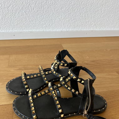 Schwarze Sandalen mit goldenen Nieten