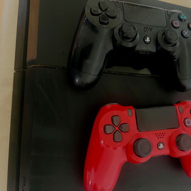 Ps4 zu verkaufen und 2 Kontroller 200.- fr
