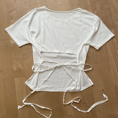 Chemise blanche à dos ouvert