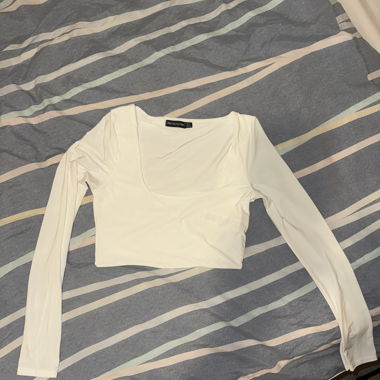 Weisses PrettyLittleThing Crop-Top mit langen Ärmeln