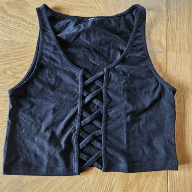 Crop top nero con allacciatura frontale