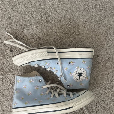 Converse Blau mit Blumen