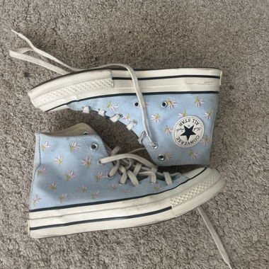 Converse Blau mit Blumen