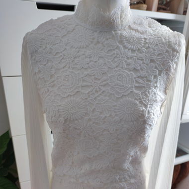 women's white lace blouse  size 36 never worn 