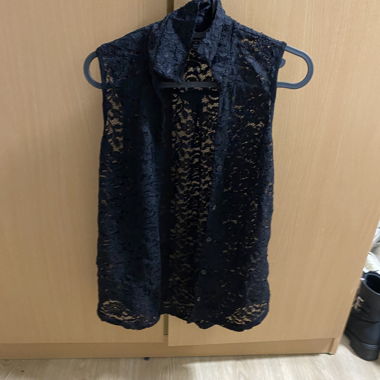 Blusa smanicata in pizzo nero