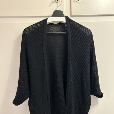 2 Strick-Cardigans / Beige und Schwarz