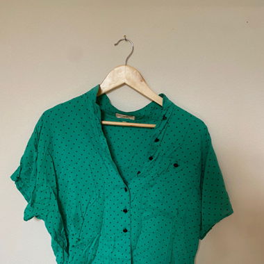 T-Shirt Gr. M grün mit schwarzen Punkten 