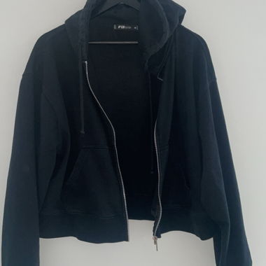 Schwarze Kapuzenjacke mit Reissverschluss