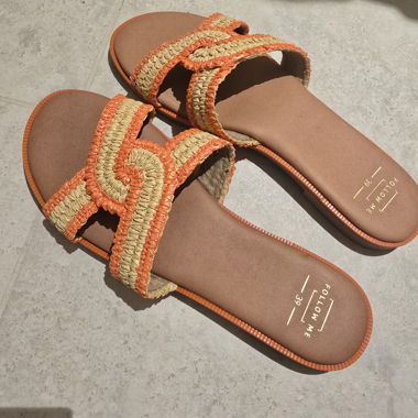 Flache geflochtene Sandalen