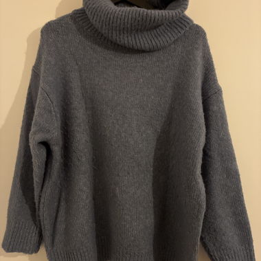 Hellblauer Rollkragenpullover