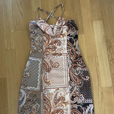 Beautiful dress with a crossed back