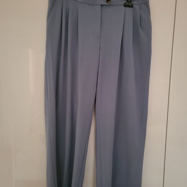 Pantalone azzurro chiaro a vita alta plissettato