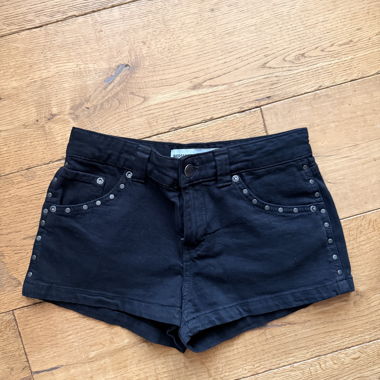 Schwarzer Jeans-Short mit Nieten
