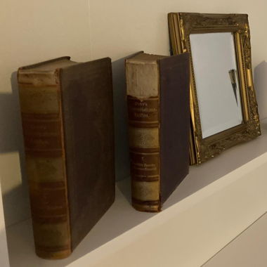 Deko Spiegel in Gold und Deko Bücher
