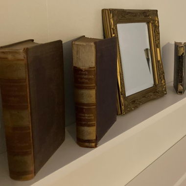 Deko Spiegel in Gold und Deko Bücher