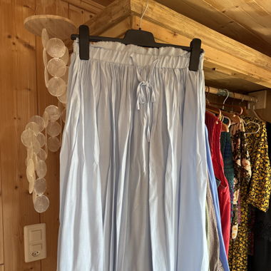 Zauberhafter hellblauer Midi Rock High Waist