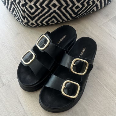 Schwarze Sandalen mit Schnallen - neu