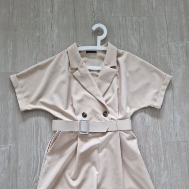Kurzer Jumpsuite in beige