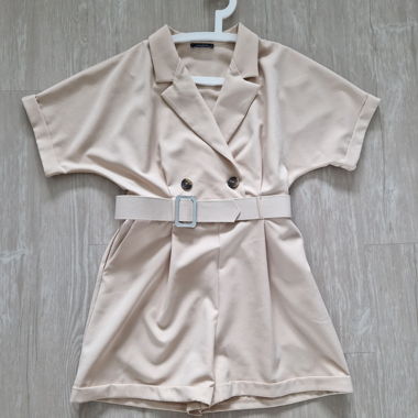 Kurzer Jumpsuite in beige