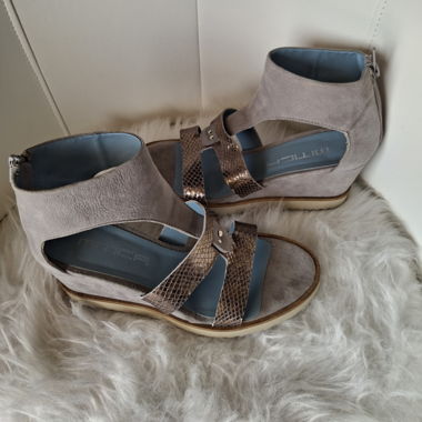 Sandali con zeppa in pelle