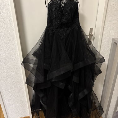 Schwarzes Abendkleid mit Tuelldetail