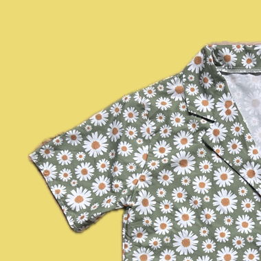 grünes Kurzarmhemd Shirt mit Margeritenprint