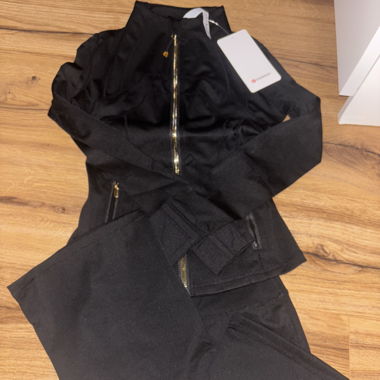 Schwarzes Lululemon-Set mit goldenem Reissverschluss